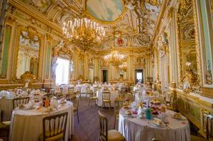 1562050567-001-F-and-B-Fortnum-and-Mason-Coronation-tea-party-K35