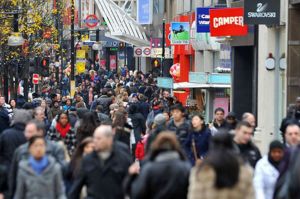 shoppers-in-oxford-street-in-london-661989301